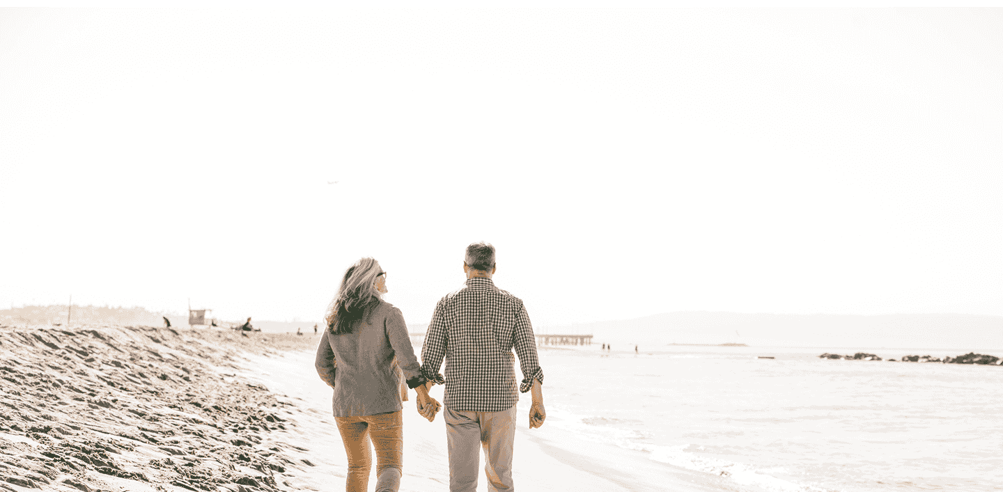 Pareja tranquila paseando