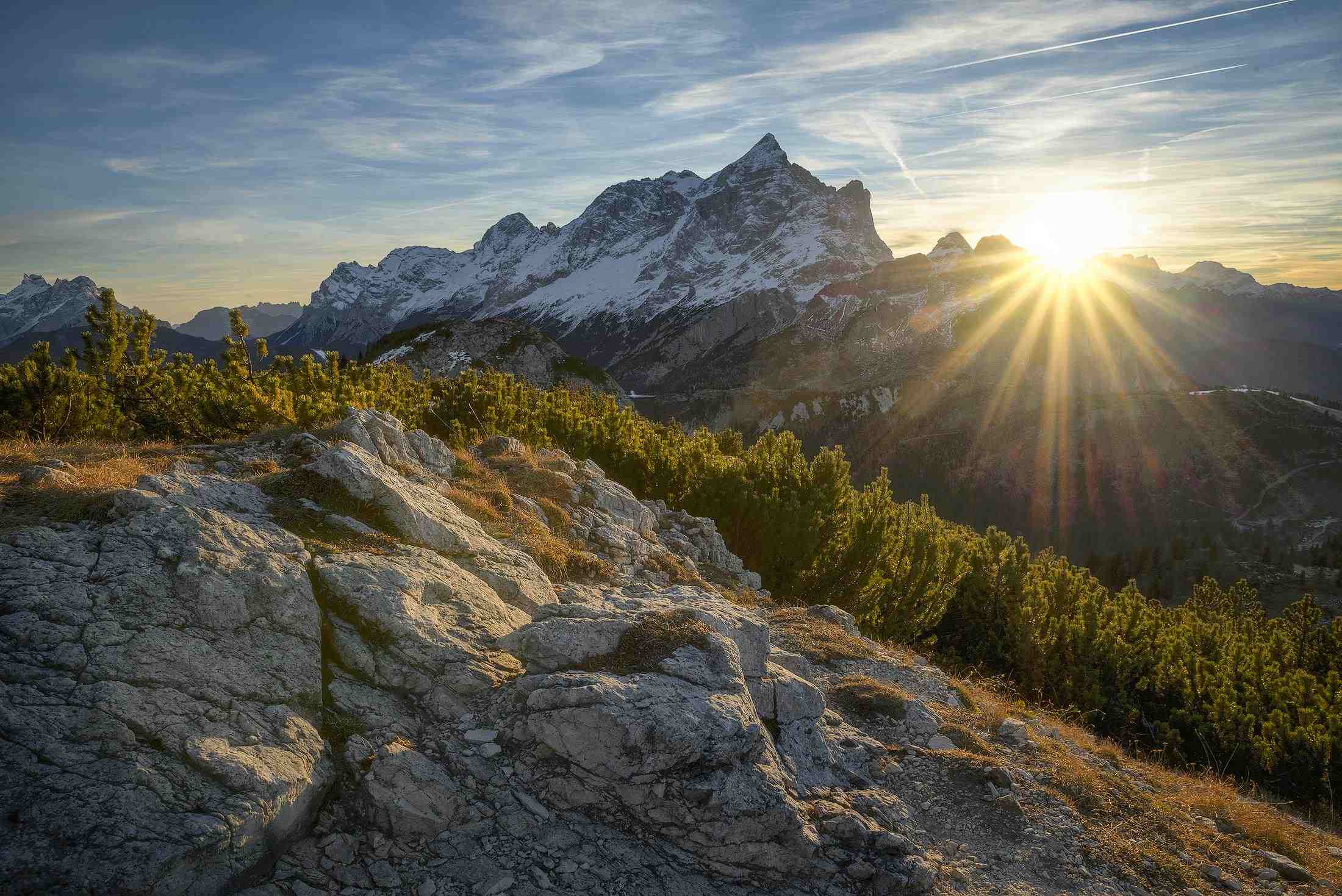 amanecer entre montañas