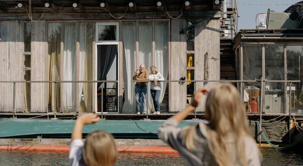 abuelos en el porche
