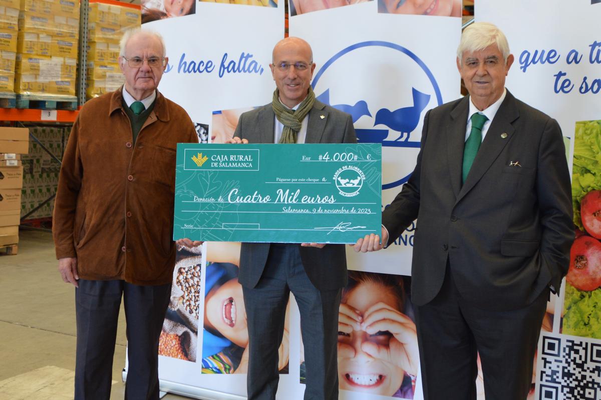 Caja Rural de Salamanca colabora con el Banco de Alimentos para ayudar a los más necesitados