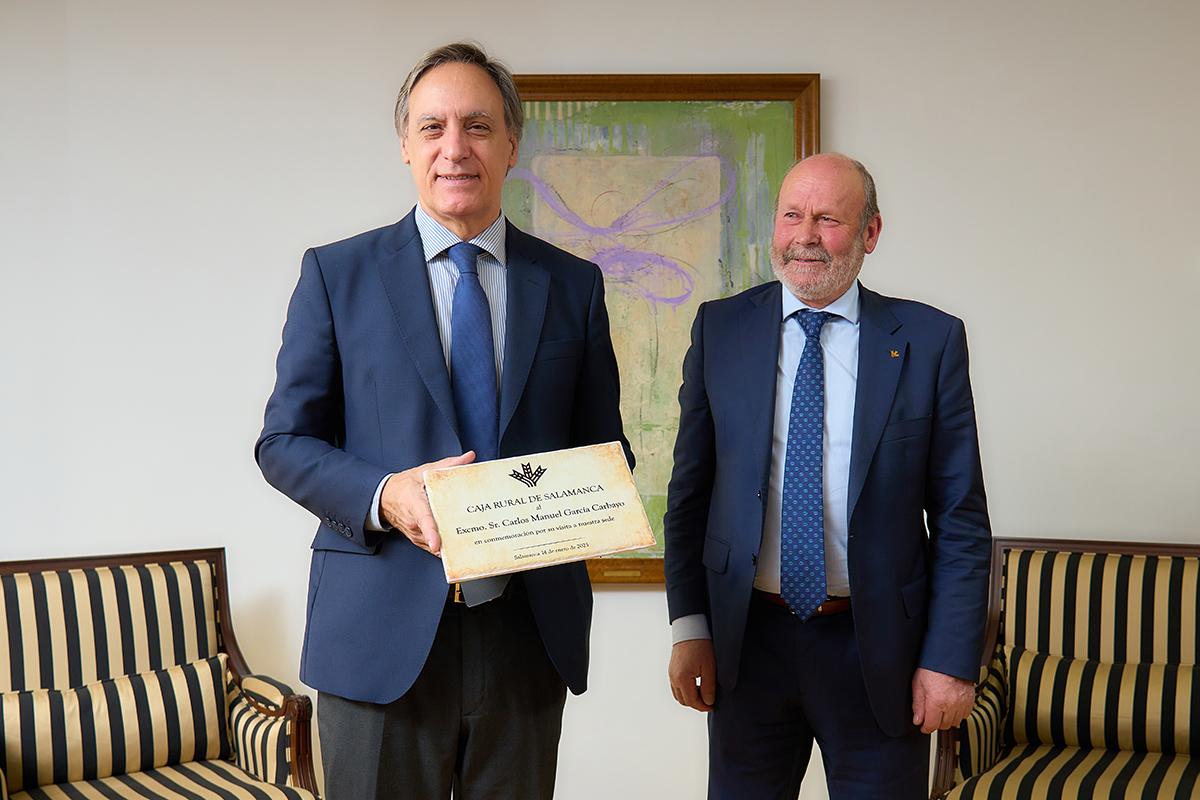 El alcalde visita las instalaciones  de Caja Rural de Salamanca