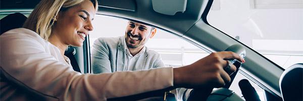 Préstamos Coche - Una cliente feliz comprando un coche nuevo