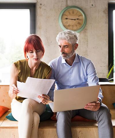 Ventajas para Empresas - Hombre y mujer de negocios en reunión en oficina